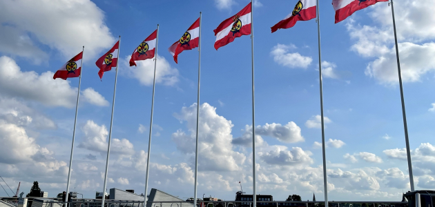 Ophangen Pinkstervlaggen Wandelboulevard Delfzijl